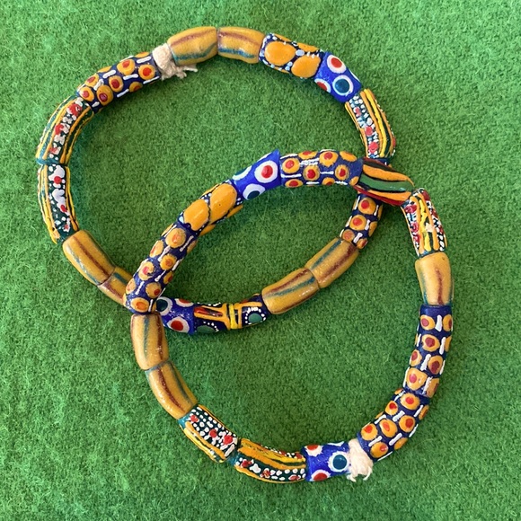 Ghana glass Krobo beaded necklace with two bracelets - Picture 6 of 9